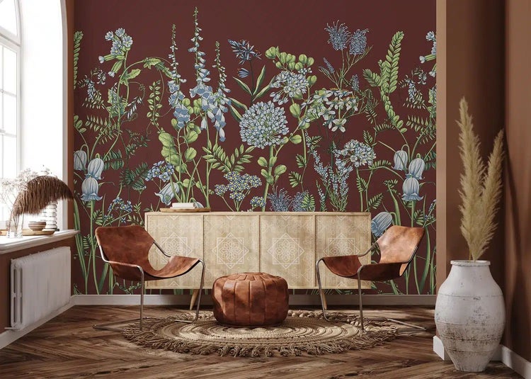 Fototapete mit botanischem Blumenmuster in einem Wohnzimmer mit Sideboard aus Holz, braunen Ledersesseln und einem runden Jute-Teppich.