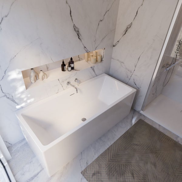 Badezimmer mit Badewanne, Marmorwand und Dusche