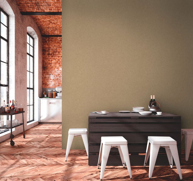 Heller Raum mit Ziegelwand, Holzboden, Tisch, Geschirr und Hockern.