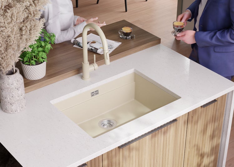 Eingebaute Küchenspüle mit Armatur und Holzelementen.