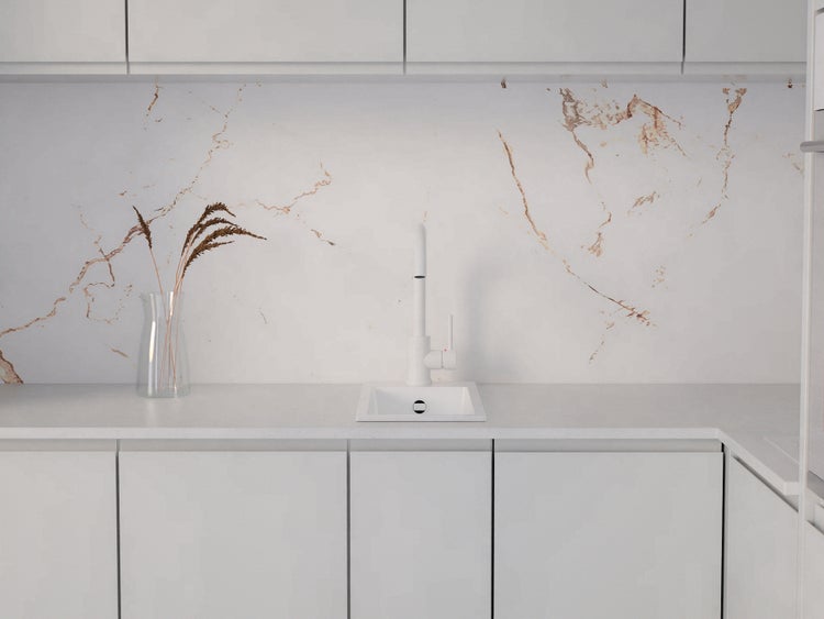 Moderne Küche mit Rückwand in Marmoroptik, minimalistischer Armatur und kleinem quadratischem Spülbecken in einer hellen Arbeitsplatte.