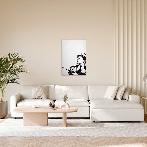 Gemäldeszene mit Sofa, Tisch und einer Schwarz-Weiß-Abbildung einer Person mit Hut und Waffe