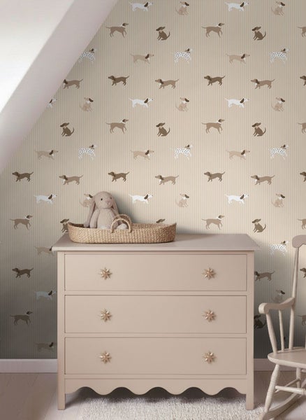 Vliestapete mit Hunderassen auf gestreiftem Grund in einem Kinderzimmer mit heller Kommode und einem Plüschhasen im Korb.