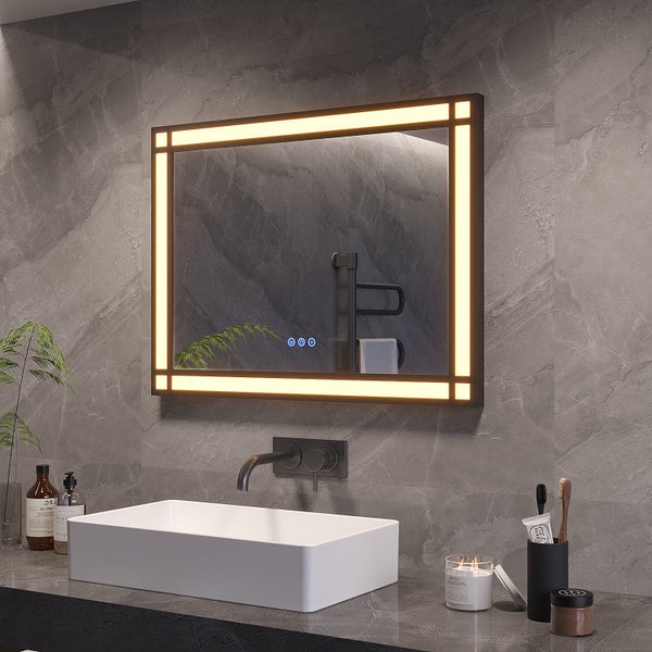 Rechteckiger Badezimmerspiegel mit integrierter LED Beleuchtung und Touchschalter montiert über einem Waschbecken in einer modern gestalteten Nische