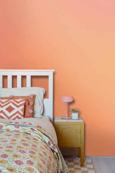 Schlafzimmer mit Bett, Nachttisch und Lampe