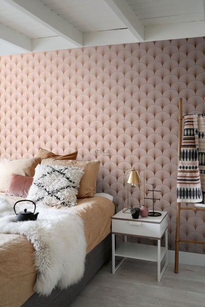 Schlafzimmer mit Bett, Nachttisch und gemusterter Tapete im Art-déco-Stil