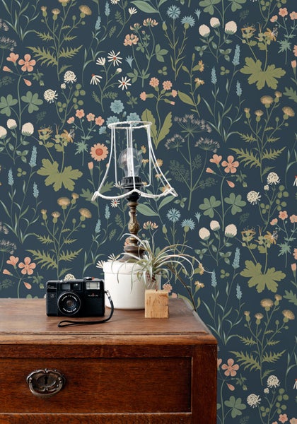 ESTAhome Tapete Feldblumen Dunkelblau, Grün und Rosa - 53 cm x 10.05 m - 139698