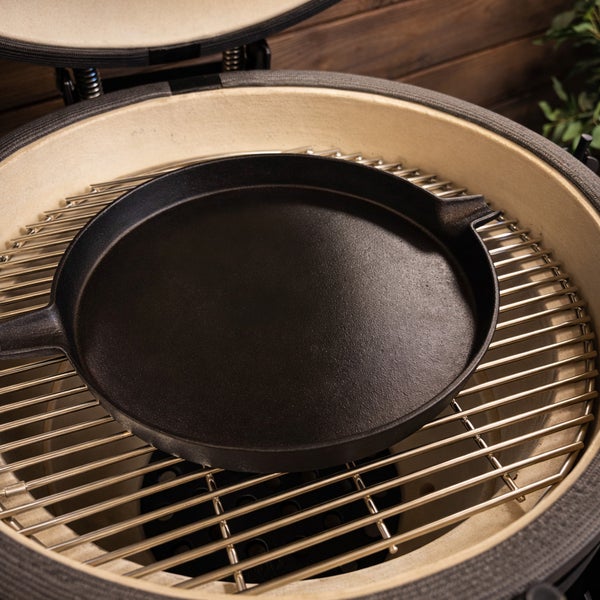 Gusseisenpfanne auf Grillrost im Keramikgrill