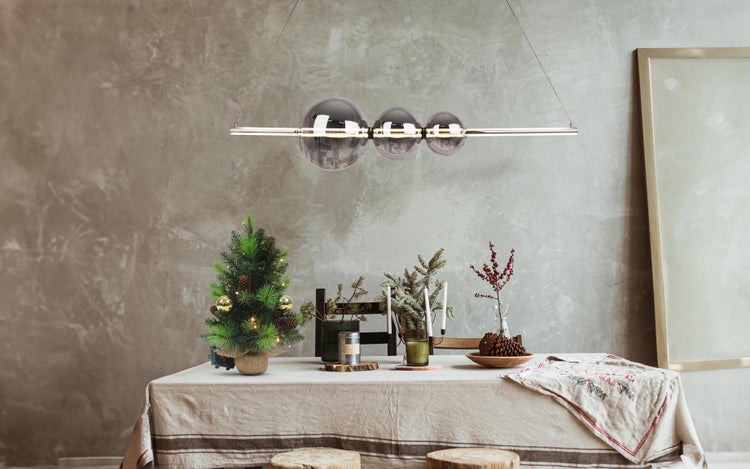 Festlich gedeckter Esstisch mit Dekoration und Hängelampe.