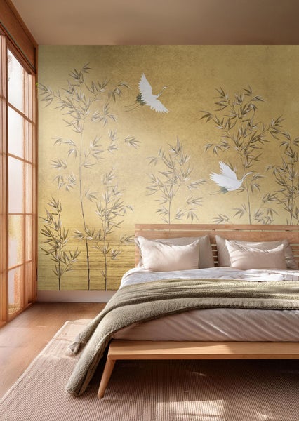 Helles Schlafzimmer mit Bambus Tapete und Holzbett