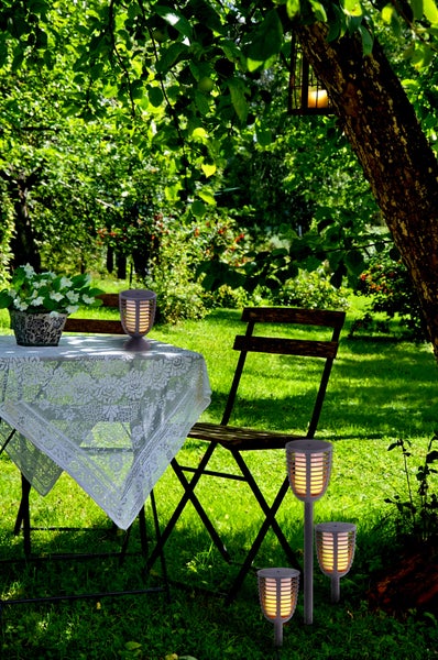 Gartenleuchte mit Erdspieß und Flammeneffekt