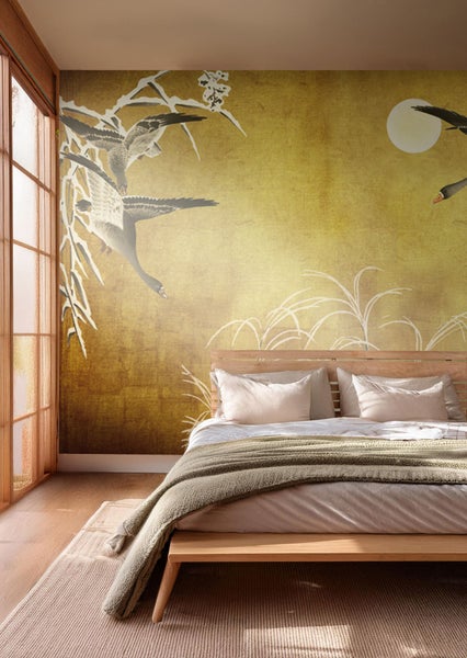 Schlafzimmer mit Holzbett, gemusterter Tapete und Teppich