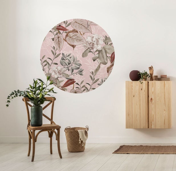 Wohnzimmer mit floralem Wandtattoo, Stuhl und Holzschrank