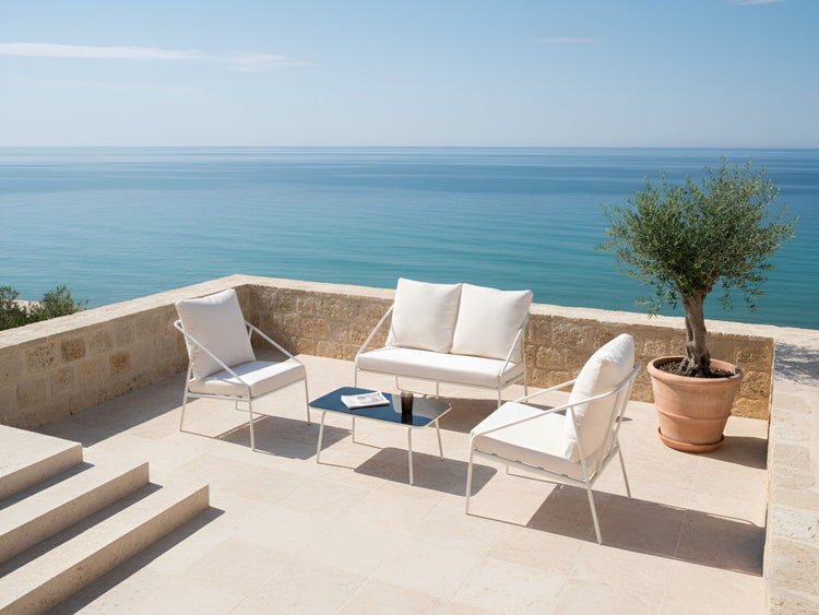 Abbildung eines Gartenmöbelsets mit Sofa, zwei Stühlen und Tisch mit Maßangaben