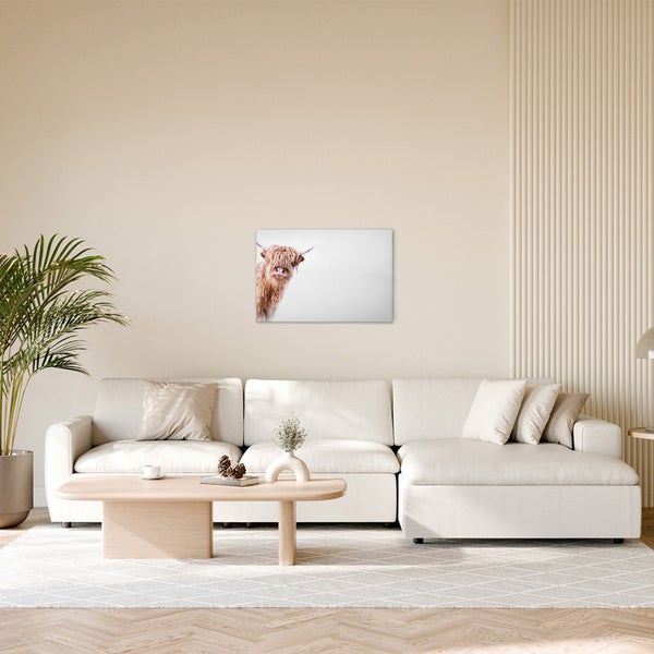 Dekoratives Wandbild mit Hochlandrind im Wohnzimmer