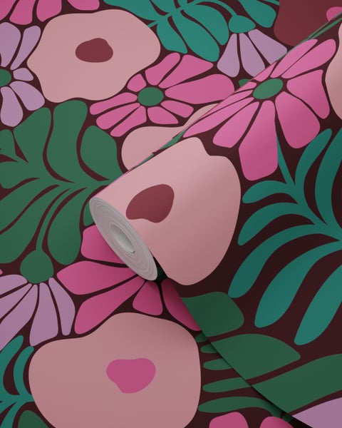 Dekoratives Zimmer mit floraler Tapete, Holzregal und Zimmerpflanze