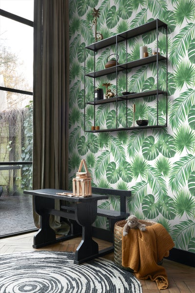 Wohnraum mit Dschungeltapete, Regal und Sitzgruppe