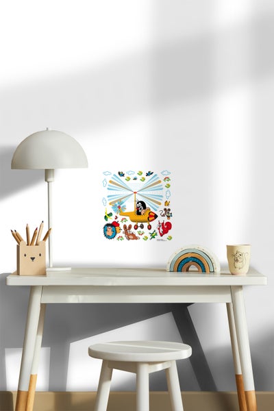 Illustration von Der kleine Maulwurf in einem gelben Hubschrauber als Wandtattoo auf einem Schreibtisch