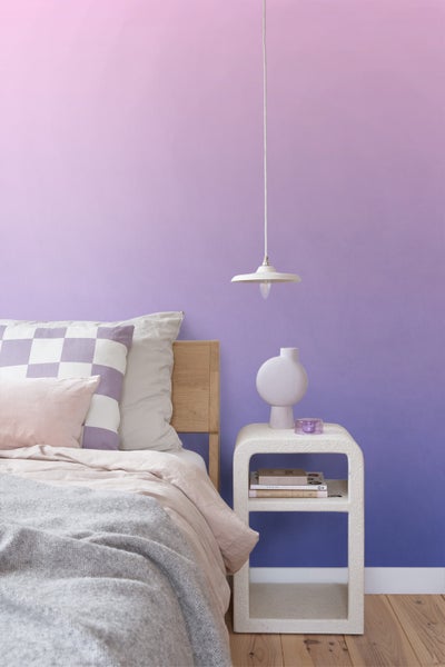 Helles Schlafzimmer mit Bett, Nachttisch und Pendelleuchte