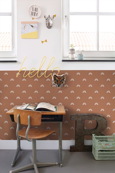 Kinderzimmer mit Schreibtisch, Stuhl und dekorativen Elementen an der Wand