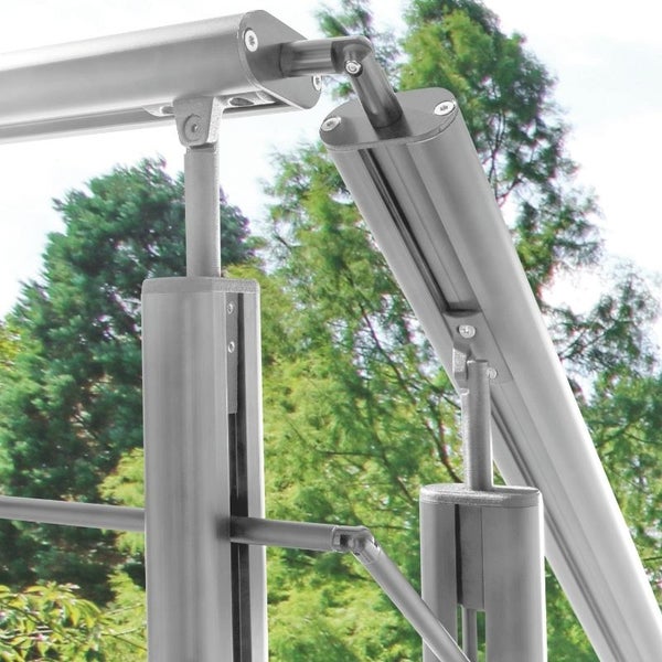 Detailaufnahme eines modernen Geländers mit Aluminiumpfosten und Verbindungselementen