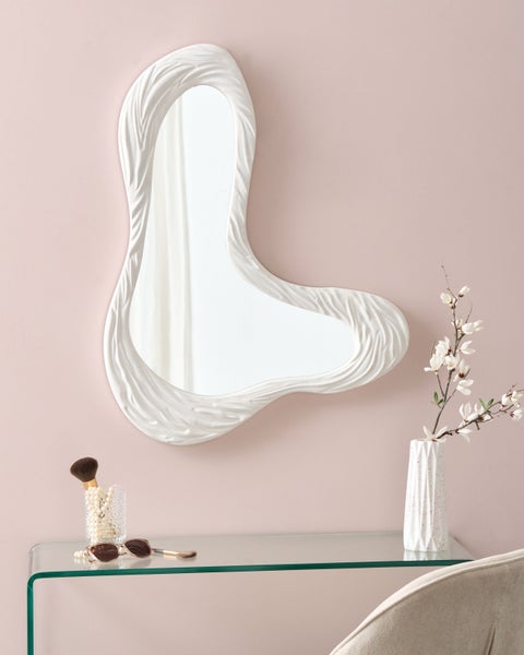 Dekorative Szene mit Spiegel, Tisch und Accessoires