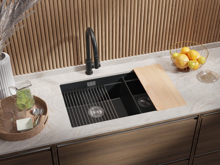 Küchenszene mit schwarzer Spüle, Schneidebrett und Armatur