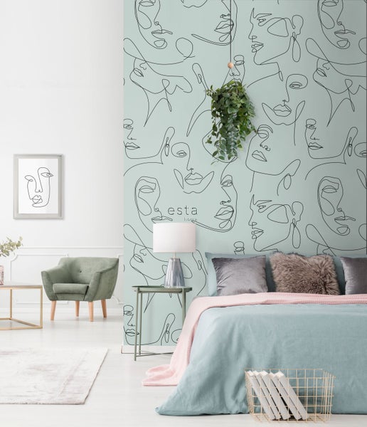 Schlafzimmer mit Bett, Sessel und Tapete mit Gesichtsmuster