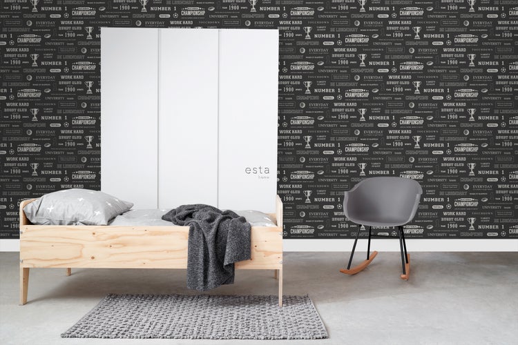 Dekoratives Jugendzimmer mit Bett, Teppich und Schaukelstuhl vor einer Wandtapete mit sportlichen Motiven