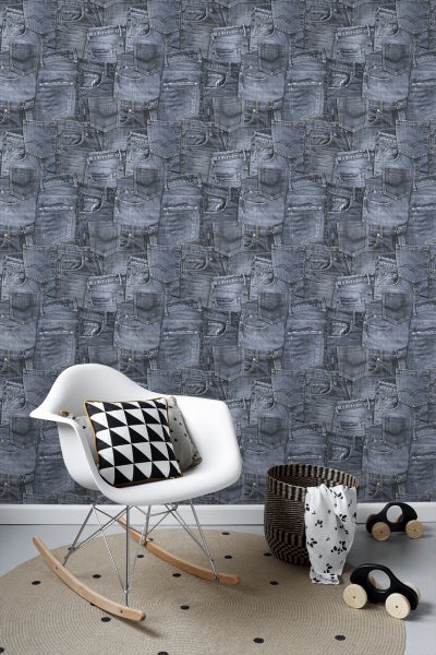 Dekoratives Zimmer mit Jeans-Motivtapete, Schaukelstuhl und Teppich