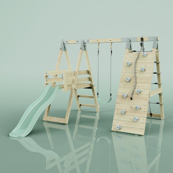 Holzspielplatz mit Rutsche, Schaukel, Kletterwand mit Klettergriffen und Kletterseil.
