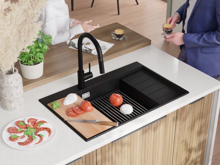 Küchenszene mit Spüle, Armatur und Lebensmitteln zur Zubereitung von Speisen