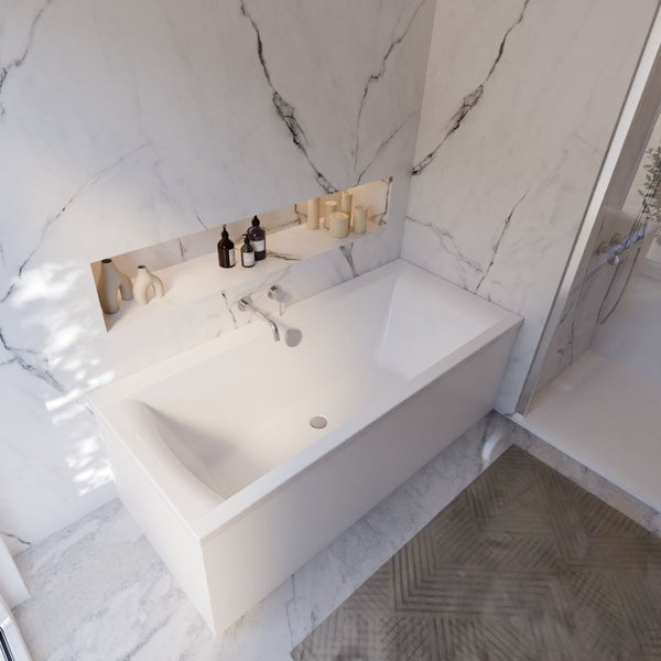 Helles Badezimmer mit Badewanne, Armaturen, Dekoartikeln und Marmorfliesen