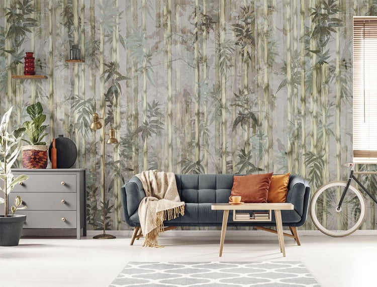 Wohnzimmer mit Sofa, Couchtisch und Bambusmuster-Tapete
