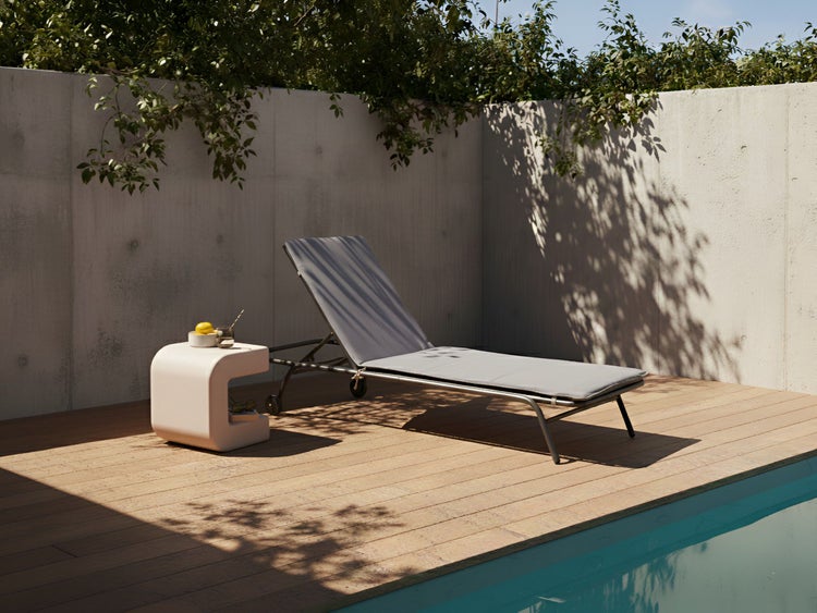 Garten Szene mit Liegestuhl, Beistelltisch und Pool