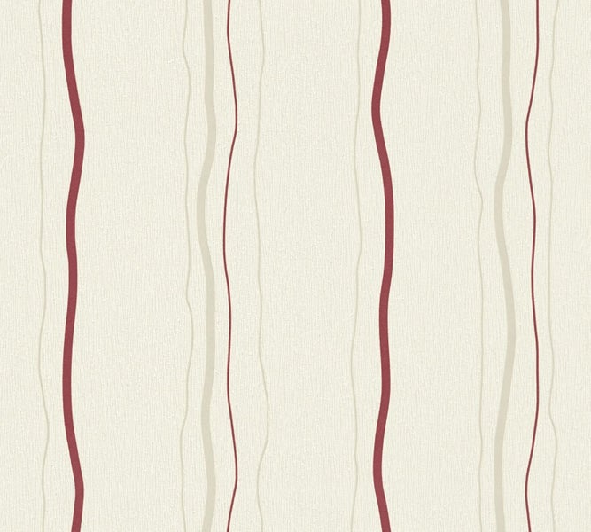 Tapete mit Streifenmuster und Regal mit Dekorationsgegenständen