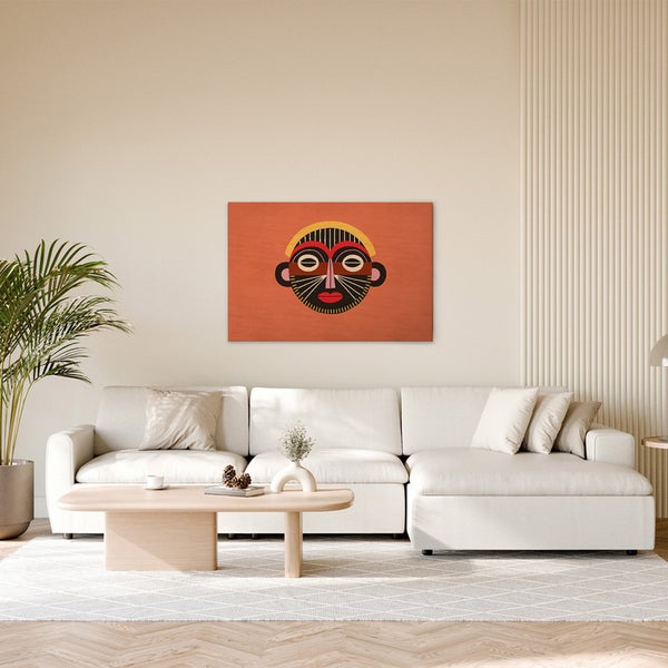 Dekoratives Wandbild mit afrikanischer Maske im Wohnzimmer.