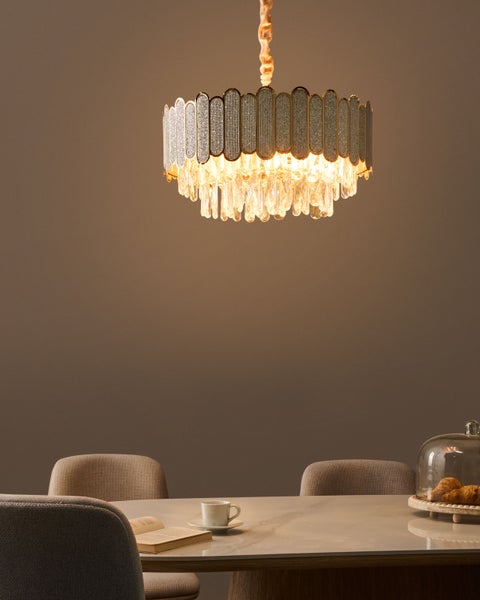 Hängeleuchte mit Kristalldekor über einem Esstisch