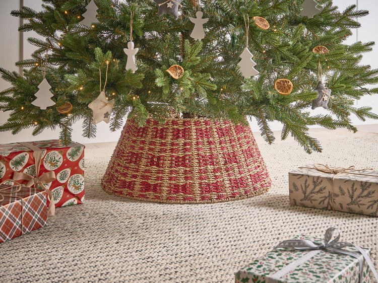 Weihnachtsbaum mit Baumschmuck, Baumdecke und Geschenken