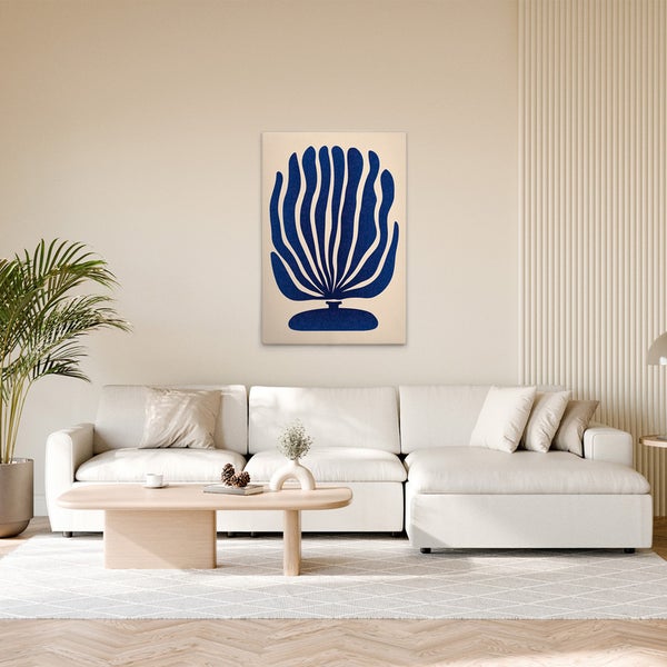 Wohnzimmer mit Sofa, Tisch und einem Wandbild mit Pflanzenmotiv