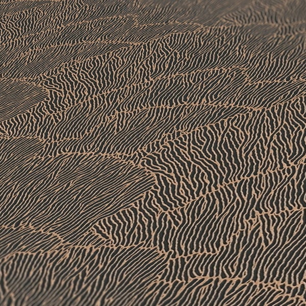 Wohnzimmer mit brauner Mustertapete, Sessel und Stehlampe