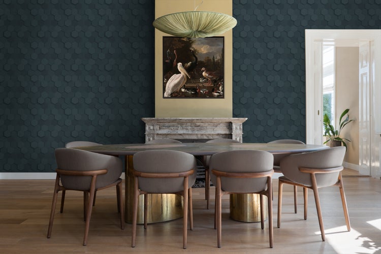 Elegantes Esszimmer mit Esstisch, Stühlen und dekorativer Wandgestaltung