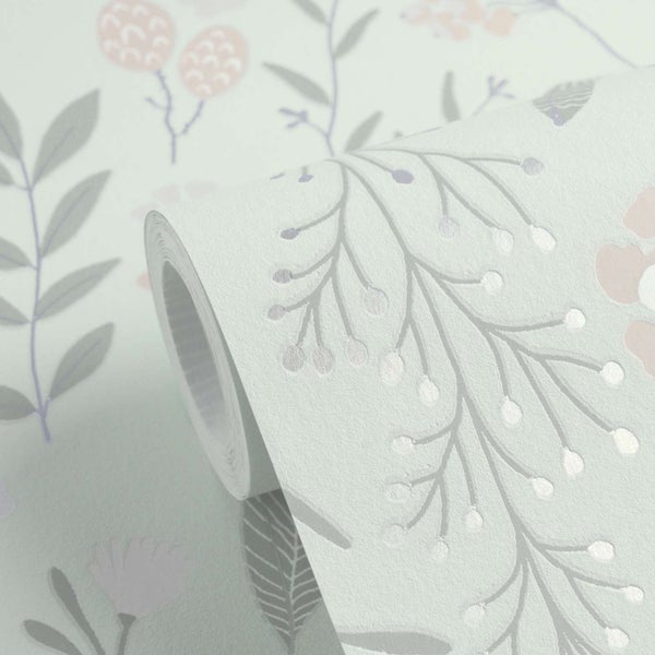 Eine Tapetenrolle mit florale Muster mit Blumen und Blättern in einer organischen Struktur.