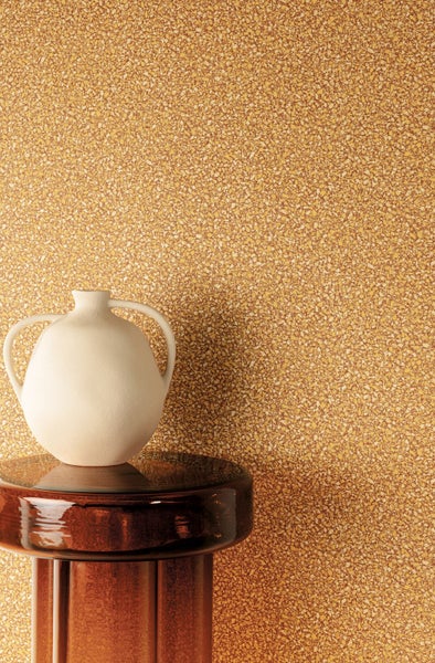 Szene mit Kinderkleidung an einer Holzgarderobe vor einer Tapete mit Einhornmuster