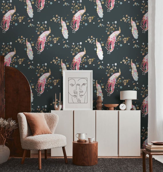 Zimmerpflanze im Papierbeutel neben Büchern auf einem Tisch