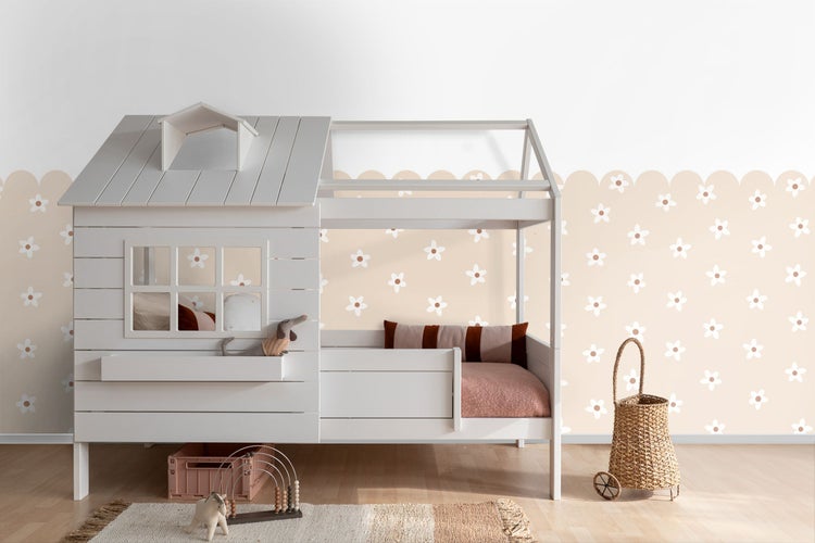 Kinderzimmer mit Hausbett, Spielzeug und Dekoration für ein helles und freundliches Ambiente