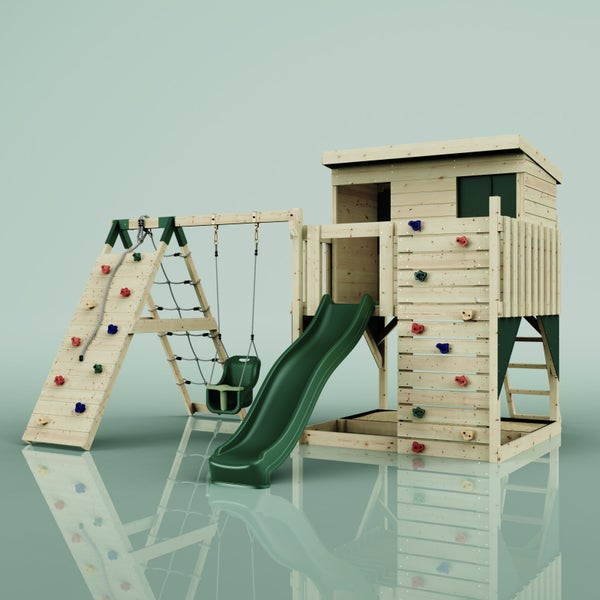 Spielturm aus Holz mit Spielhaus, Rutsche, Schaukel und zwei Kletterwänden mit bunten Griffen.