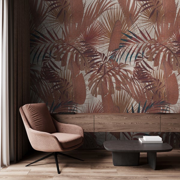 Wohnzimmer mit Sessel, Couchtisch und Wand mit Pflanzenmuster