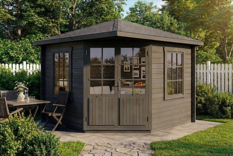 Gartenhaus aus Holz mit Fenstern und Tür, auf einer Terrasse mit Gartenmöbeln