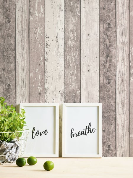 Schreibtisch mit Schreibtischlampe, Stuhl und dekorativen Elementen vor einer Holzwand